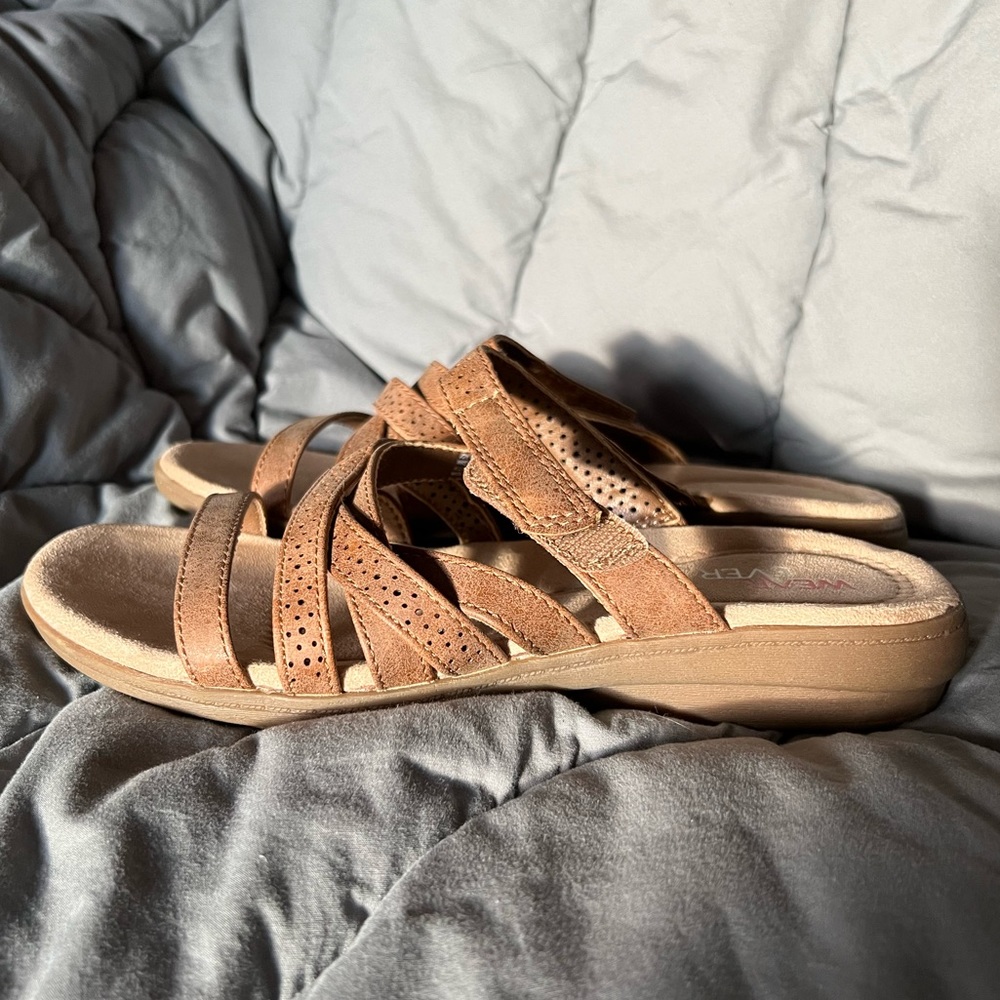Women’s Strap Comfortable Wear Ever Sandals by Bear Traps Brown Tan Size 8 NWOT